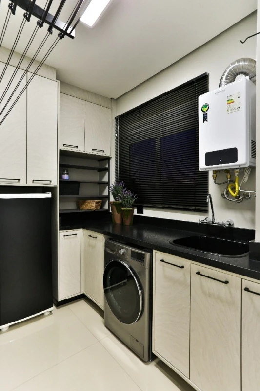 área de serviço pequena planejada com varal